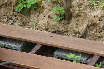 La cration et construction d'une terrasse en bois - Prsentation et fixation du planch  3 