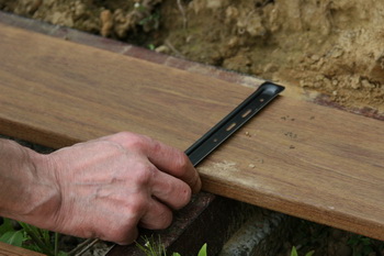 La cration et construction d'une terrasse en bois - Prsentation et fixation du planch  4 