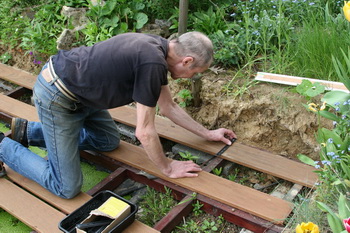 La cration et construction d'une terrasse en bois - Prsentation et fixation du planch  6 