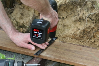La cration et construction d'une terrasse en bois - Prsentation et fixation du planch  8 
