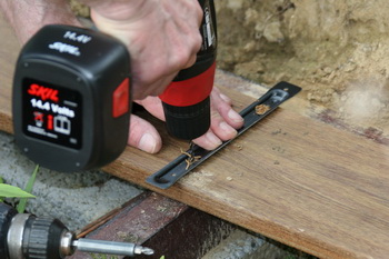 La cration et construction d'une terrasse en bois - Prsentation et fixation du planch  9 