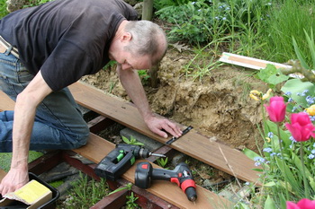 La cration et construction d'une terrasse en bois - Prsentation et fixation du planch  10 