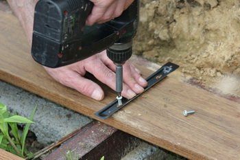 La cration et construction d'une terrasse en bois - Prsentation et fixation du planch  11 