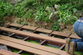 La cration et construction d'une terrasse en bois - Prsentation et fixation du planch  12 