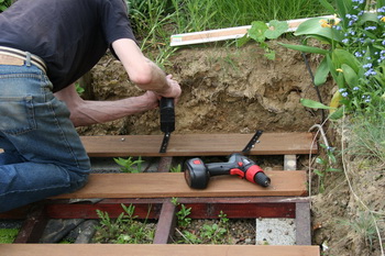 La cration et construction d'une terrasse en bois - Prsentation et fixation du planch  13 