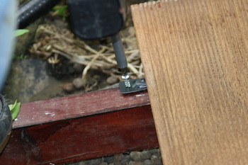 La cration et construction d'une terrasse en bois - Prsentation et fixation du planch  15 