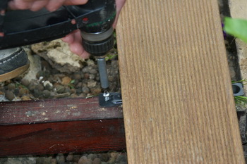 La cration et construction d'une terrasse en bois - Prsentation et fixation du planch  16 