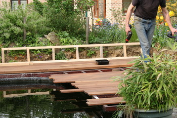 La cration et construction d'une terrasse en bois - Prsentation et fixation du planch  17 