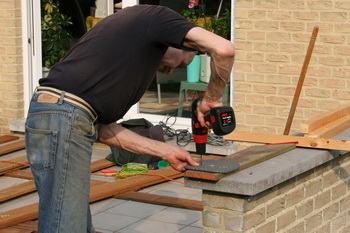 La cration et construction d'une terrasse en bois - Les pattes de soutnement de la terrasse en bois  3 