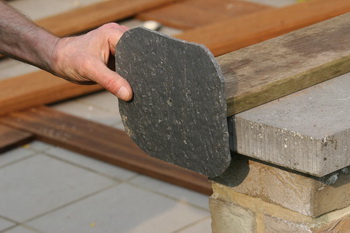 La cration et construction d'une terrasse en bois - Les pattes de soutnement de la terrasse en bois  6 