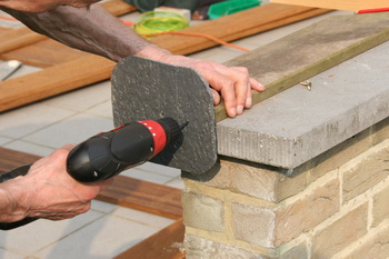 La cration et construction d'une terrasse en bois - Les pattes de soutnement de la terrasse en bois  7 