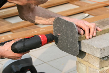 La cration et construction d'une terrasse en bois - Les pattes de soutnement de la terrasse en bois  8 