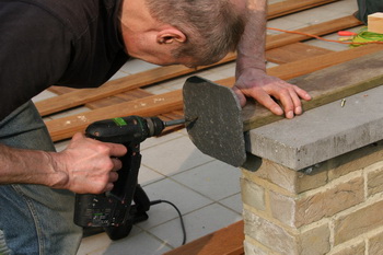 La cration et construction d'une terrasse en bois - Les pattes de soutnement de la terrasse en bois  9 