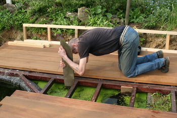 La cration et construction d'une terrasse en bois - Les pattes de soutnement de la terrasse en bois  11 