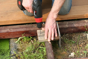 La cration et construction d'une terrasse en bois - Les pattes de soutnement de la terrasse en bois  13 