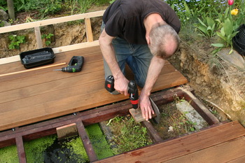 La cration et construction d'une terrasse en bois - Les pattes de soutnement de la terrasse en bois  14 