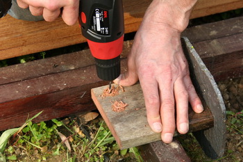 La cration et construction d'une terrasse en bois - Les pattes de soutnement de la terrasse en bois  15 