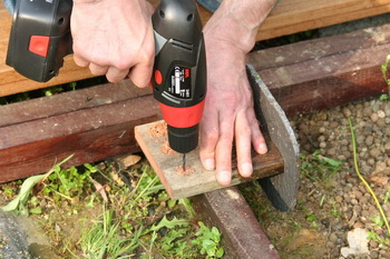La cration et construction d'une terrasse en bois - Les pattes de soutnement de la terrasse en bois  16 
