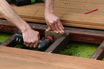La cration et construction d'une terrasse en bois - Les pattes de soutnement de la terrasse en bois  18 