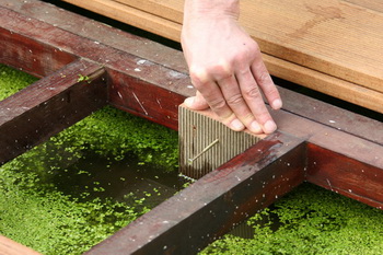 La cration et construction d'une terrasse en bois - Les pattes de soutnement de la terrasse en bois  19 