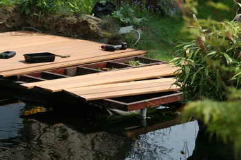 La création et construction d'une terrasse en bois - Finition du planché et  de la trappe du skimmer