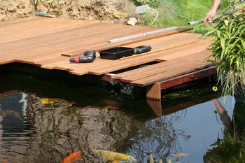 La création et construction d'une terrasse en bois - Finition du planché et  de la trappe du skimmer