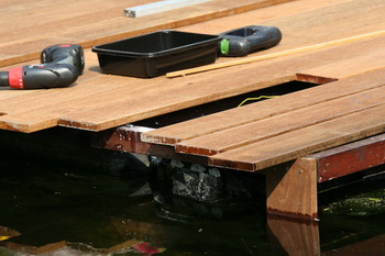 La création et construction d'une terrasse en bois - Finition du planché et  de la trappe du skimmer
