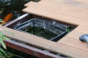 La création et construction d'une terrasse en bois - Finition du planché et  de la trappe du skimmer