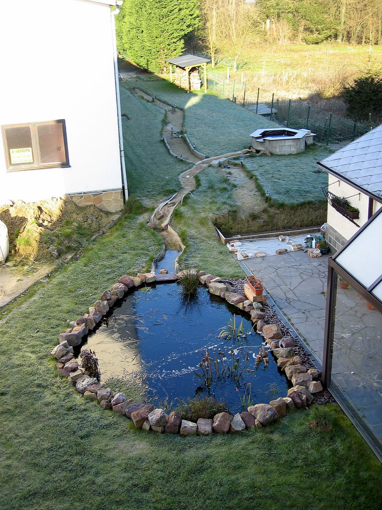 bassin de jardin avec ruisseau